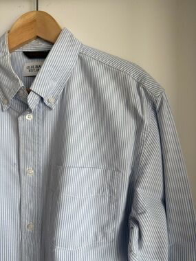 G.H.BASS Oxford Button Down Shirt in Blue / White University Stripe - Medium